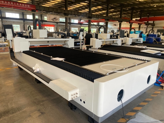 3015 آلة القطع بالليزر المصنوعة من الألياف CNC مع منصة واحدة للمعادن
