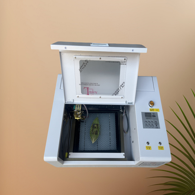 آلة CNC للقطع والحفر بالليزر مع أنبوب ليزر CO2 للأخشاب النسيجية الأكريليك